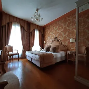 https://murano-palace.hotelinveneto.com